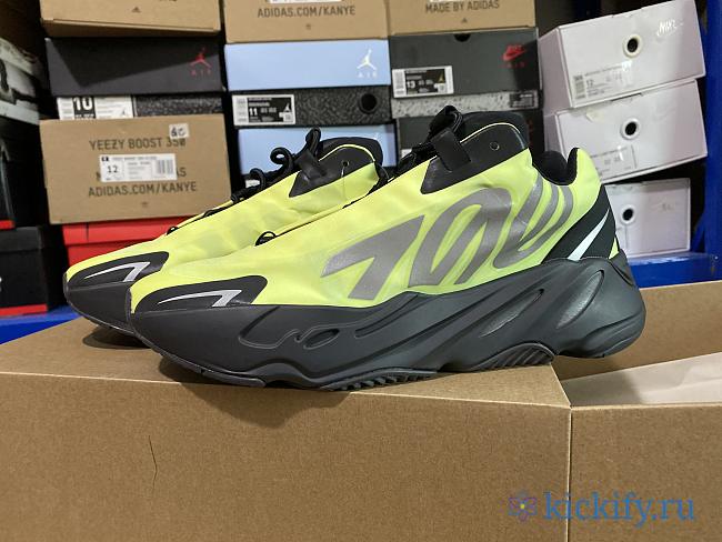 Adidas Yeezy Boost 700MNVN 