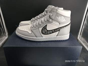 Jordan co-signed the first generation of AJ1 D1or, D1or gray and white original shoebox
