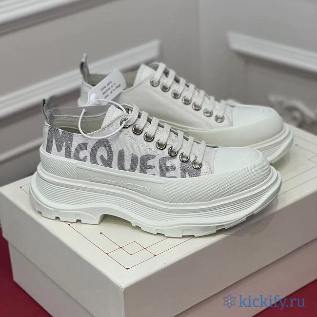 Alexender McQveen 092204 - 1