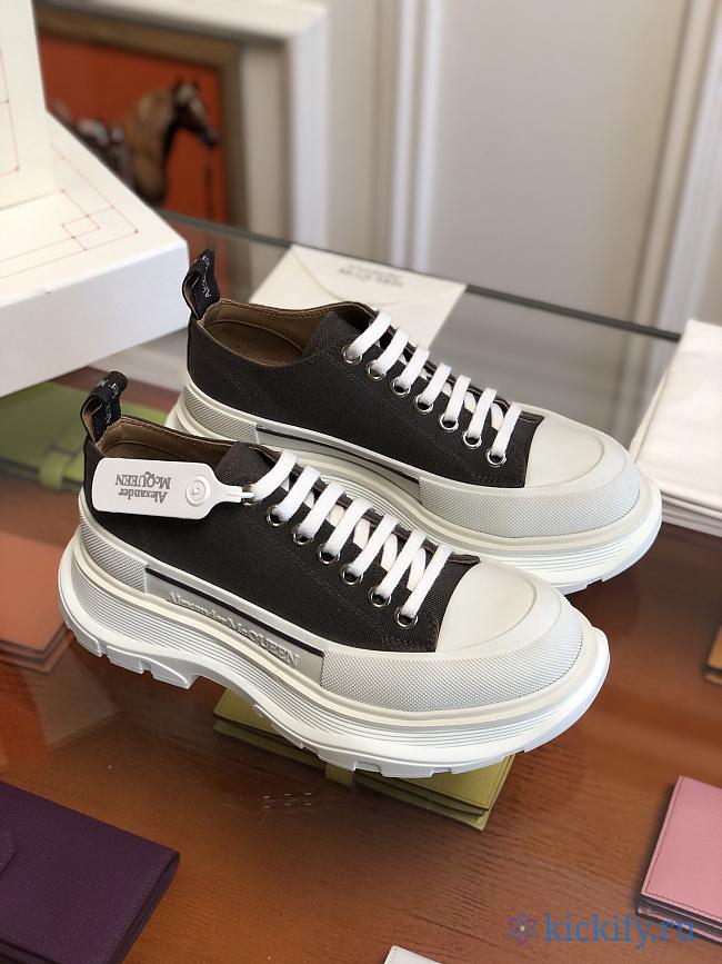 Alexender McQveen 092307 - 1