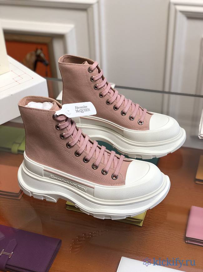 Alexender McQveen 092309 - 1