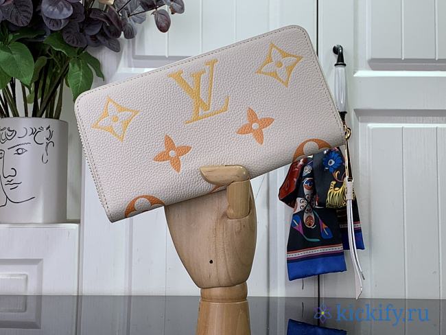 Louis Vittan Wallet M82206 - 1